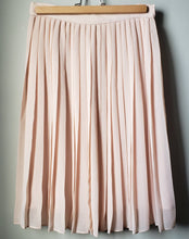 Load image into Gallery viewer, Club Monaco Pleated Blush Skirt (Size 4)