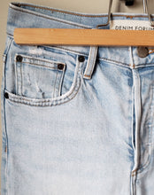 Load image into Gallery viewer, Denim Forum Destroyed Jeans (Size 25)