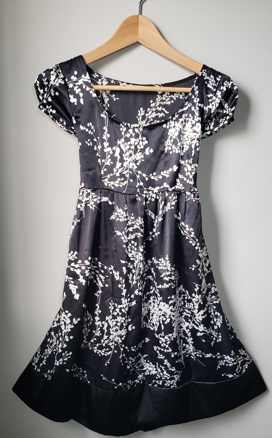 Front of women's Smart Set black and white floral dress with capped sleeves size extra small