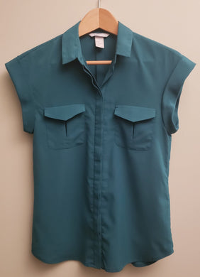 Front view of H&M green collared button-up sleeveless shirt, size 2 or extra small, two breast pockets