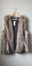 Load image into Gallery viewer, H&amp;M Faux Fur Vest (Size Large)
