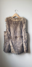 Load image into Gallery viewer, H&amp;M Faux Fur Vest (Size Large)
