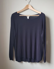 Load image into Gallery viewer, H&amp;M Light Sweater (Size Medium)
