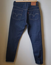 Load image into Gallery viewer, Levi&#39;s 501 no stretch denim size 25-26 ankle length back view
