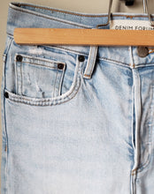 Load image into Gallery viewer, Denim Forum Destroyed Jeans (Size 25)
