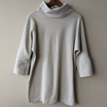 Load image into Gallery viewer, Weekenders Turtleneck Sweater (Size large)
